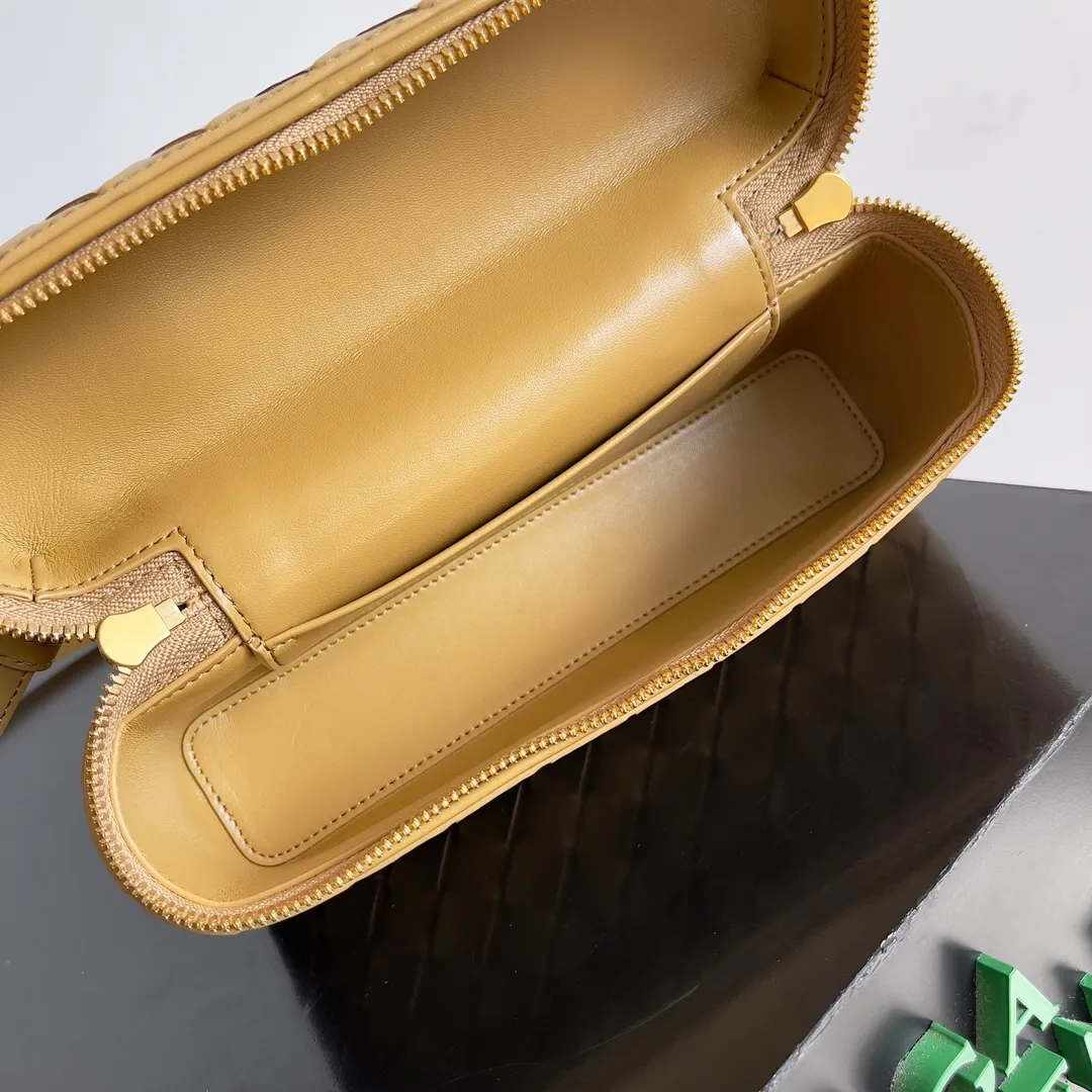 Batch 1360 Bottega Veneta 24 spring and summer woven zipper crossbody bag. A crossbody bag that can be used as a cosmetic bag. The exquisite weaving and compact body are an indispensable accessory for the upcoming summer. The double zipper also better protects the bag. It has a large capacity. If you like it, don’t miss it. Style number: 789109 Size: 22*12.5*5cm